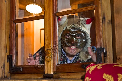 Bormio: Marcello Canclini, esperto di etnografia, storia locale e folclore, indossa una delle maschere del Carnevale bormino.