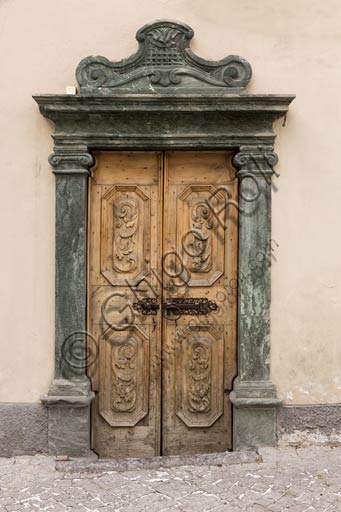 Bormio: porta in legno di antica casa con stipite in pietra.