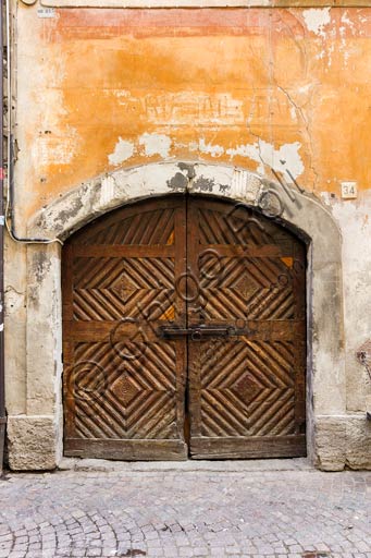 Bormio: porta in legno di antica casa.