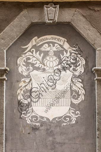 Bormio: stemma sulla facciata di un antico albergo del centro storico.