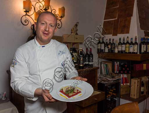  Radda in Chianti, Restaurant "La Botte di Bacco": the cook Flavio D'Auria shows his carpaccio steak tartare.