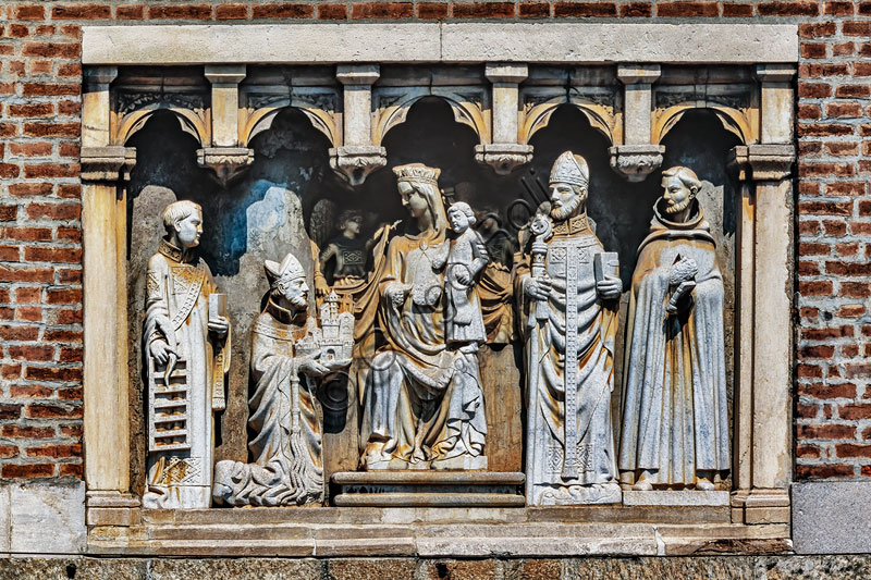 Bottega di Giovanni Balduccio (sec. XIV), rilievo con ”Madonna in trono col Bambino, S.Ambrogio in ginocchio che offre il modello della città di Milano e Santi” in porta Ticinese.