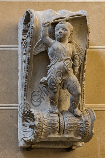  Workshop of Giuliano da Maiano: mantelpiece in relief with figure of a Cupid, third quarter of XV century, gray sandstone.