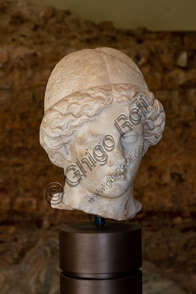 Brescia, Area archeologica del Capitolium dell'antica Brixia, patrimonio Unesco dal 2011: testa di Minerva, copia romana di un originale greco (I - II secolo d. C.).