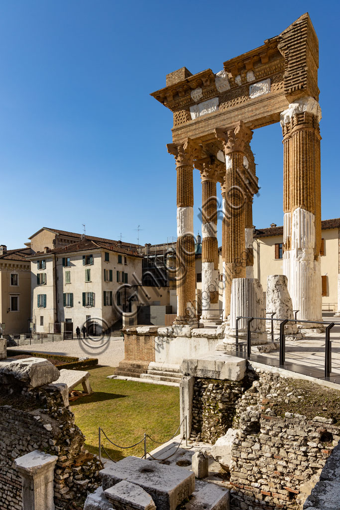 Brescia, Area archeologica del Capitolium dell'antica Brixia, patrimonio Unesco dal 2011: la piazza del Foro romano e il Capitolium (73 a. C.), tempio dedicato alla triade capitolina (Giove, Giunone e Minerva).