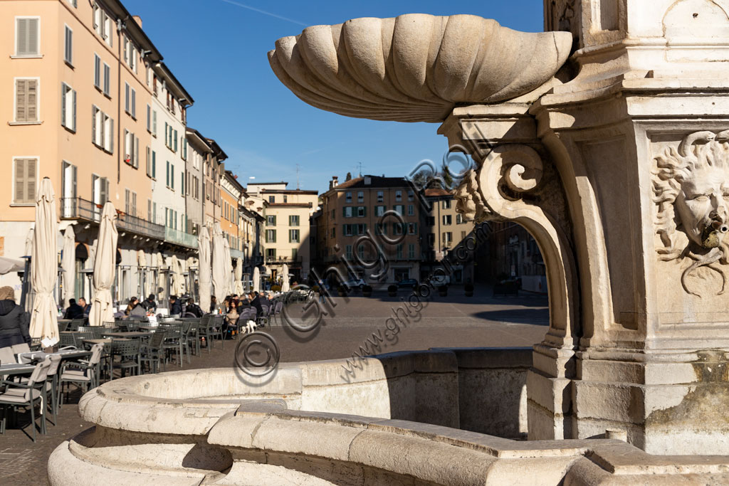 Brescia, Paolo VI Square: detail of the fountain with a copy of the neoclassical statue of Minerva, known as "Armed Brescia".