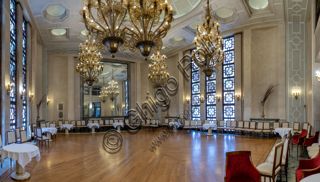 Brescia, Hotel Vittoria: Hall of the Roses, hall enriched with old Murano chandeliers and sconces , mirrors and Botticino marbles.