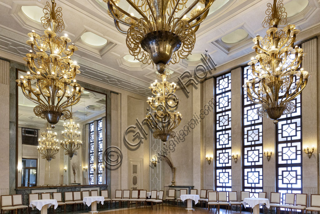 Brescia, Hotel Vittoria: Hall of the Roses, hall enriched with old Murano chandeliers and sconces , mirrors and Botticino marbles.