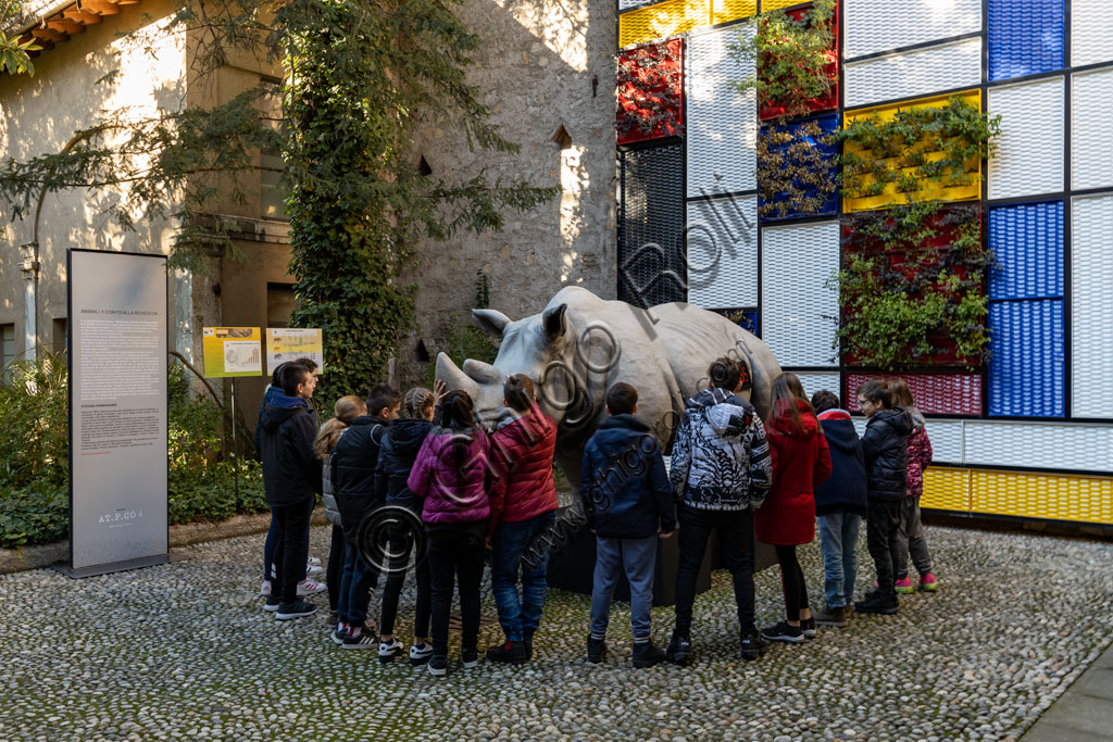 Brescia, Palazzo Martinengo, giardino: ragazzi osservano una scultura in vetroresina di Stefano Bombardieri che riproduce un rinoceronte.