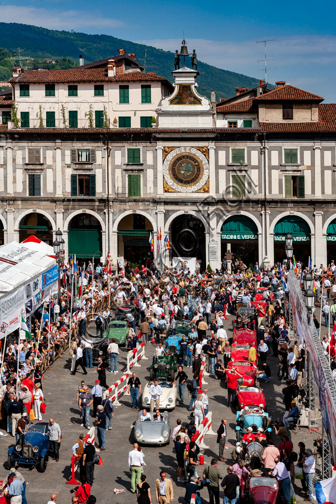 Brescia, piazza della Loggia: la punzonatura prima della partenza della Mille Miglia, la storica gara di auto d'epoca.