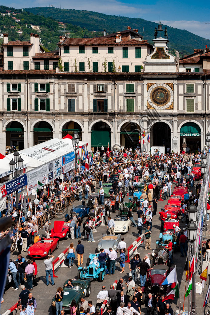 Brescia, piazza della Loggia: la punzonatura prima della partenza della Mille Miglia, la storica gara di auto d'epoca.