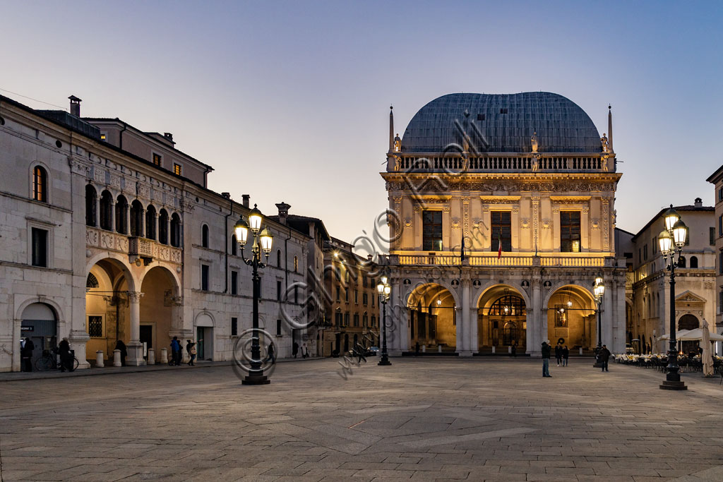 Brescia, piazza della Loggia (piazza rinascimentale di impronta veneziana): veduta serale. Sullo sfondo, il palazzo della Loggia con il tetto e il salone di Luigi Vanvitelli.