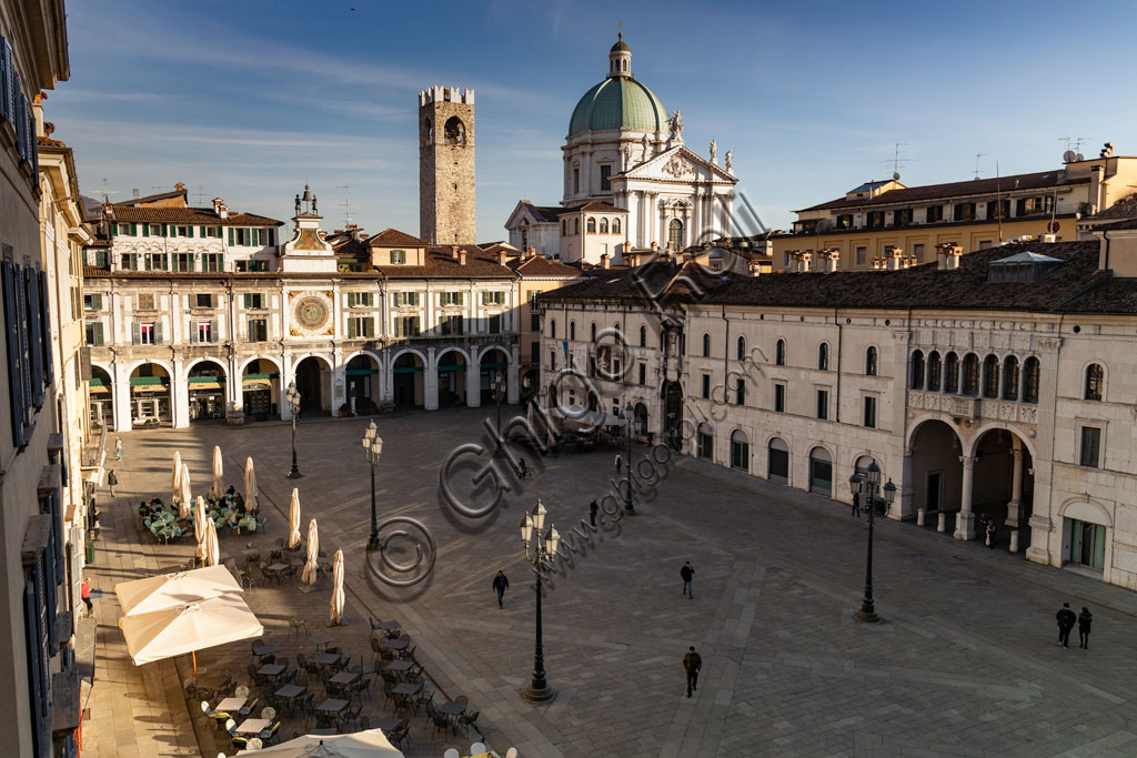 Brescia, piazza della Loggia (piazza rinascimentale di impronta veneziana): veduta . Sullo sfondo, da sinistra, la Torre dell'Orologio, la Torre del Pégol e la cupola del Duomo Nuovo.
