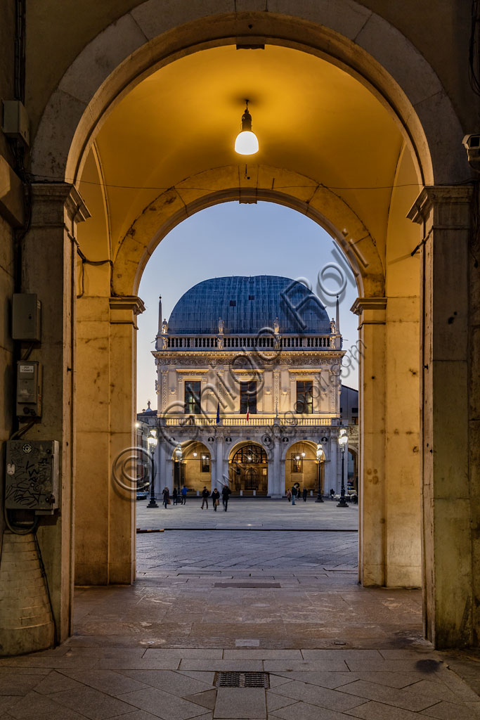 Brescia, piazza della Loggia (piazza rinascimentale di impronta veneziana): veduta serale da via Beccaria. Sullo sfondo, il palazzo della Loggia con il tetto e il salone di Luigi Vanvitelli.