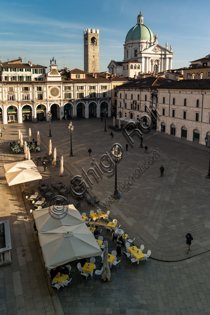 Brescia, piazza della Loggia (piazza rinascimentale di impronta veneziana): veduta . Sullo sfondo, da sinistra, la Torre dell'Orologio, la Torre del Pégol e la cupola del Duomo Nuovo.