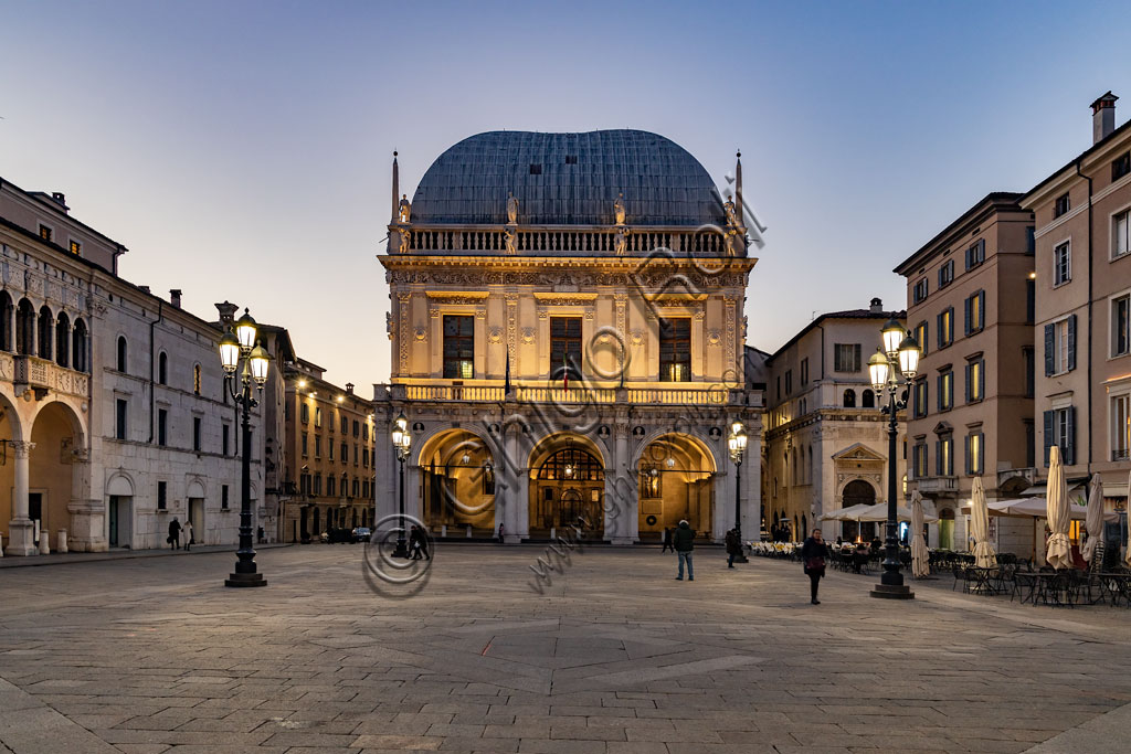 Brescia, piazza della Loggia (piazza rinascimentale di impronta veneziana): veduta serale. Sullo sfondo, il palazzo della Loggia con il tetto e il salone di Luigi Vanvitelli.
