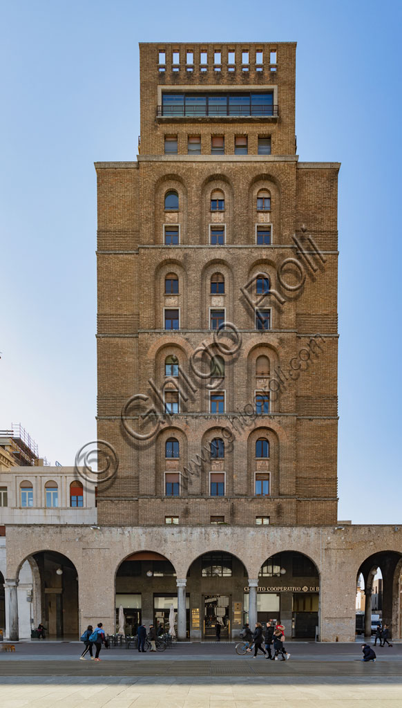 Brescia, piazza della Vittoria (piazza costruita tra il 1927 e il 1932) su progetto dell'architetto e urbanista Marcello Piacentini: Il Torrione Ina, primo grattacielo costruito in Italia (57,52 metri di altezza). 