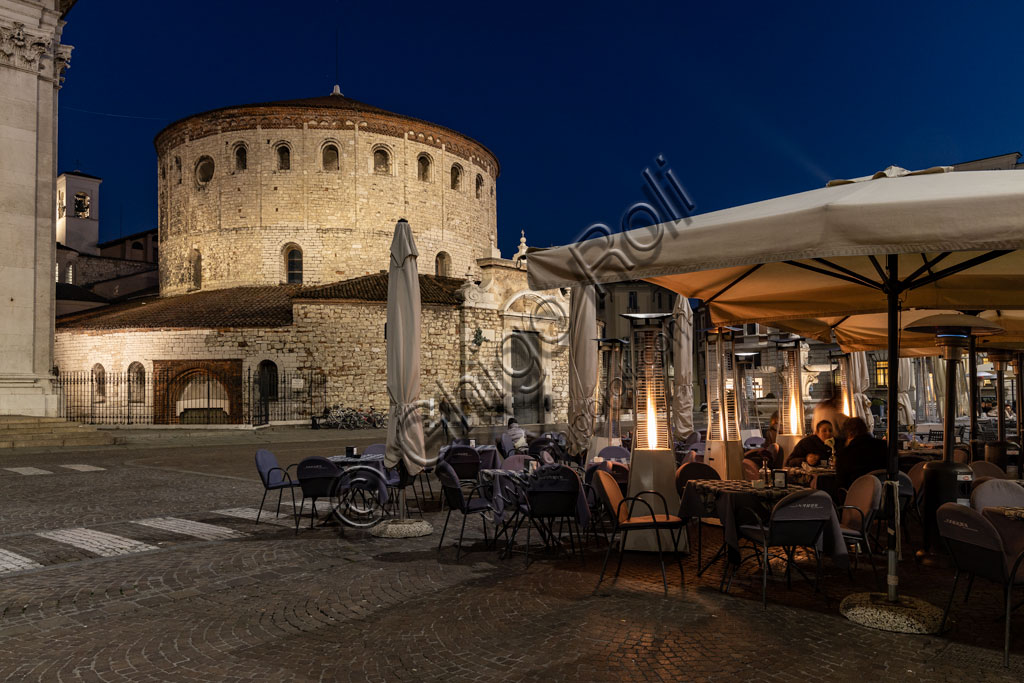 Brescia, piazza Paolo VI: veduta serale del Duomo Vecchio (Cattedrale invernale di S. Maria Assunta), costruito alla fine dell'XI secolo.