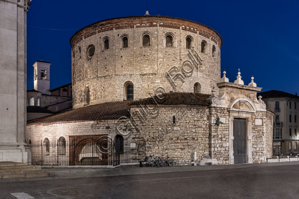 Brescia, piazza Paolo VI: veduta serale del Duomo Vecchio (Cattedrale invernale di S. Maria Assunta), costruito alla fine dell'XI secolo.