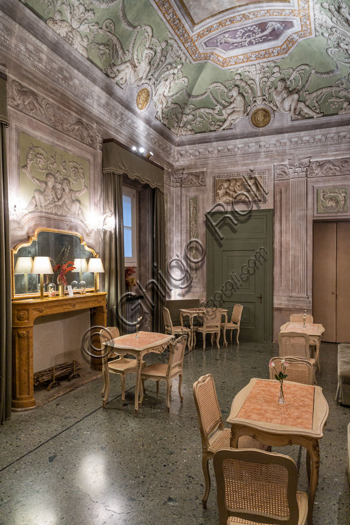Brescia, Teatro Grande: il Caffè del Teatro, decorato con i dipinti eseguiti da Francesco Tellaroli, nel 1787. Detta saletta oggigiorno ospita la “Caffetteria”, altrimenti detta Buvette  del teatro.