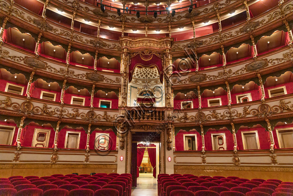 Brescia, Teatro Grande: the Sala Grande (the big hall): the five series of dais and the Royal box.