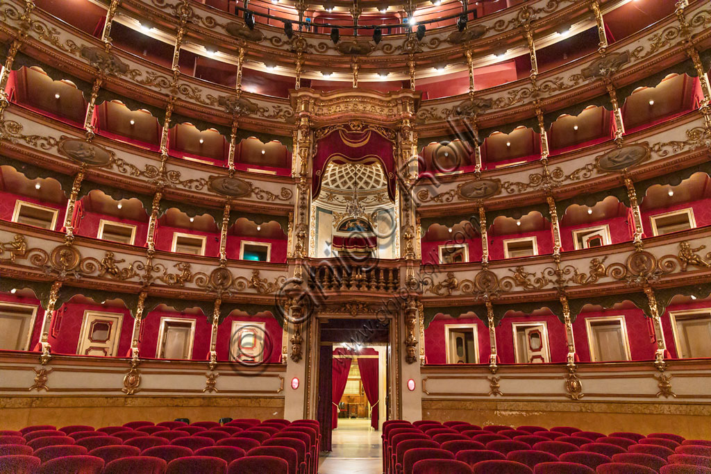 Brescia, Teatro Grande, la Sala Grande: i cinque ordini di palchi e il Palco Reale.