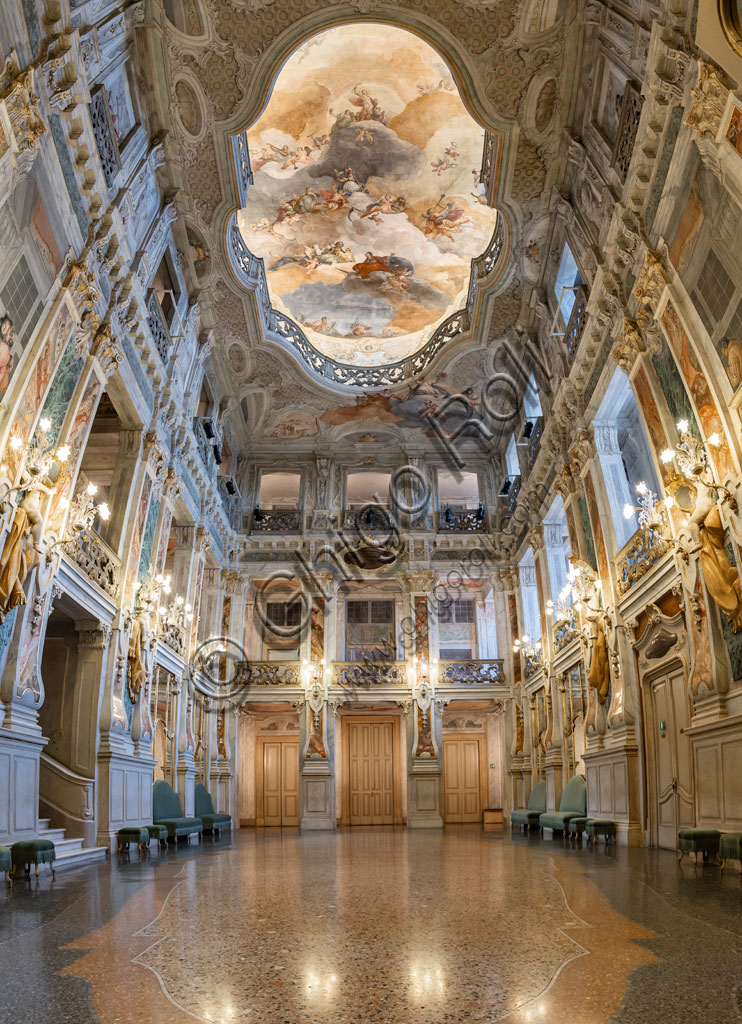 Brescia, Teatro Grande: Sala del Ridotto o Foyer. La sala è forse uno dei più mirabili esempi dello sfarzo architettonico settecentesco applicato ad una struttura di spettacolo. Il decoro ornamentale fu affidato ai pittori veneziani Francesco Battaglioli e Francesco Zugno.