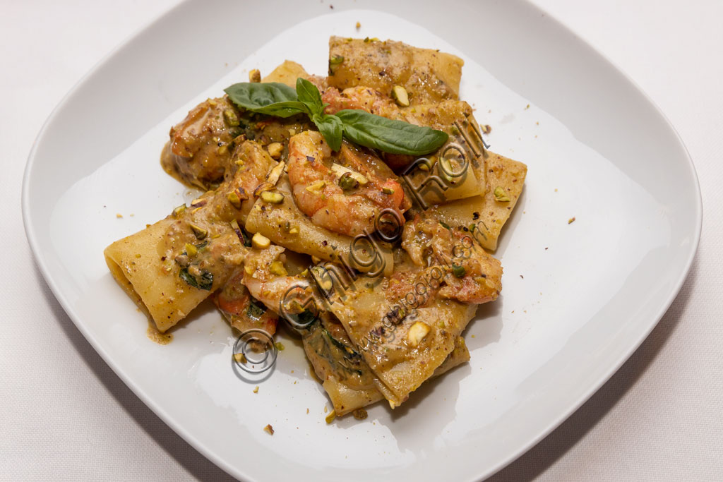 Brescia, Trattoria Il Fontanone: paccheri con crema di pistacchi e gamberi.