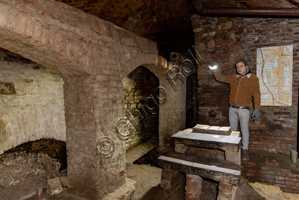 Brescia, Associazione "Brescia Underground": Il presidente,  Andrea Busi, in un sotterraneo sotto la Torre dell'Orologio e via Beccaria.