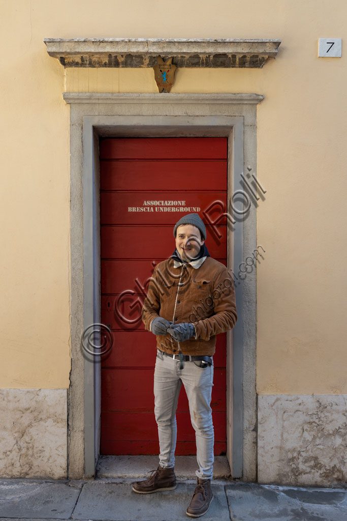 Brescia, Associazione "Brescia Underground": Il presidente,  Andrea Busi, davanti alla "porta Rossa", via di accesso al Serraglio, uno dei sotterranei più importanti della città.