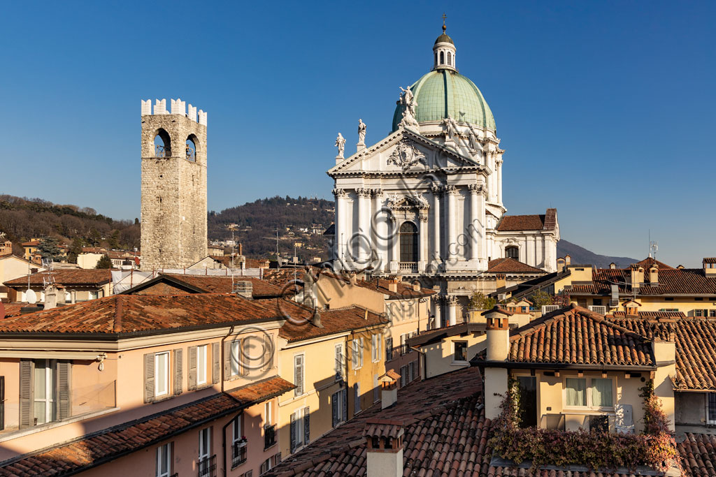 Brescia: veduta della città dall'Hotel Vittoria. Al centro, la torre del Pégol e la cupola del Duomo Nuovo (Cattedrale estiva di S. Maria Assunta), in stile tardo barocco dall'imponente facciata in marmo di Botticino.