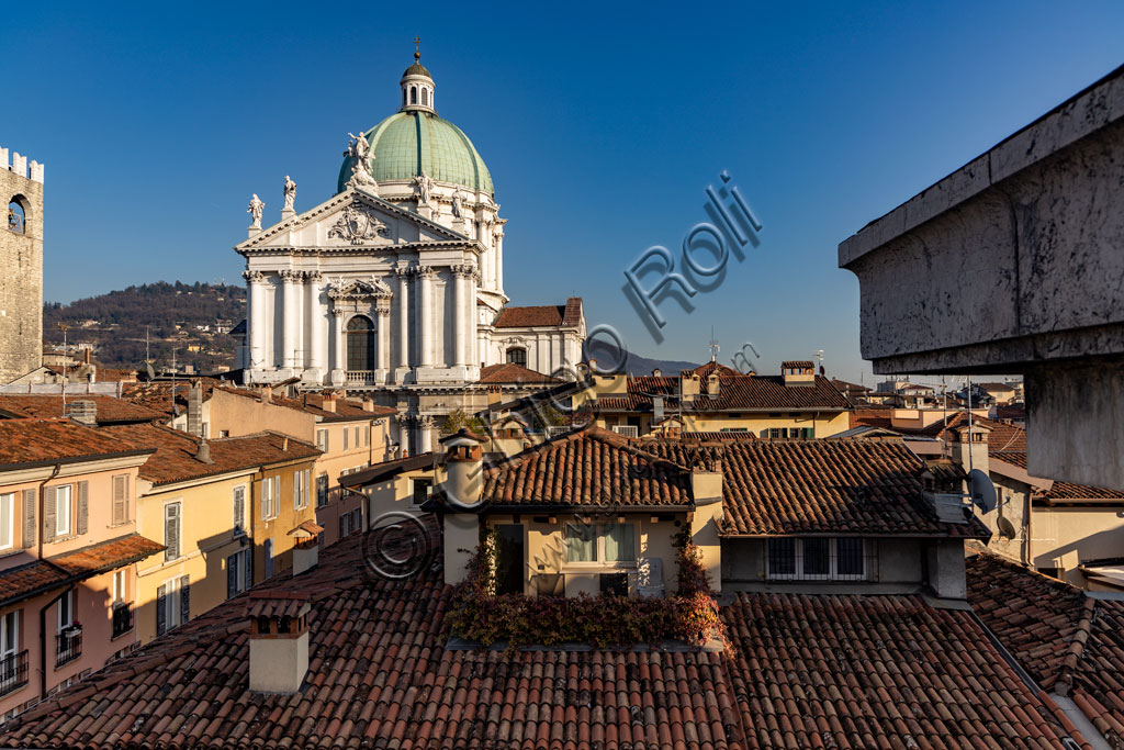 Brescia: veduta della città dall'Hotel Vittoria. Al centro, la torre del Pégol e la cupola del Duomo Nuovo (Cattedrale estiva di S. Maria Assunta), in stile tardo barocco dall'imponente facciata in marmo di Botticino.