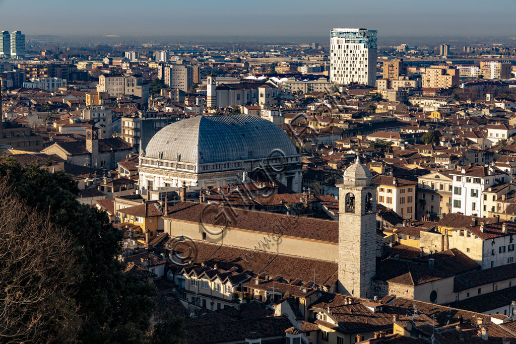 Brescia: veduta di Brescia dal Castello dove si staglia il Palazzo della Loggia col tetto progettato da Luigi Vanvitelli.