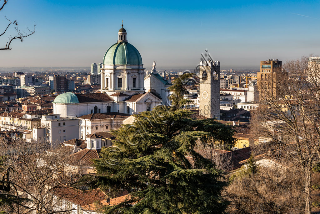 Brescia: veduta di Brescia dal Castello dove si stagliano la Torre del Pégol e la cupola del Duomo Nuovo (Cattedrale estiva di S. Maria Assunta), in stile tardo barocco dall'imponente facciata in marmo di Botticino.