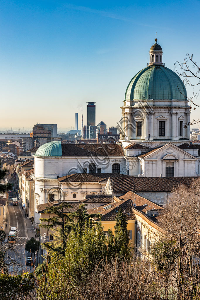 Brescia: veduta di Brescia dal Castello dove si stagliano la Torre del Pégol e la cupola del Duomo Nuovo (Cattedrale estiva di S. Maria Assunta), in stile tardo barocco dall'imponente facciata in marmo di Botticino.