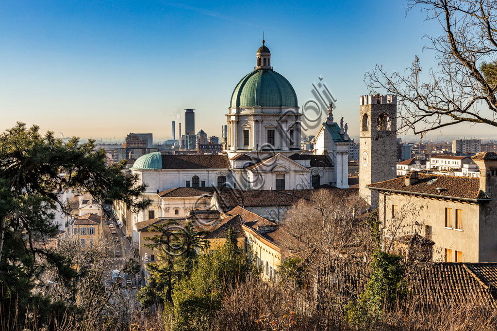 Brescia: veduta di Brescia dal Castello dove si stagliano la Torre del Pégol e la cupola del Duomo Nuovo (Cattedrale estiva di S. Maria Assunta), in stile tardo barocco dall'imponente facciata in marmo di Botticino.