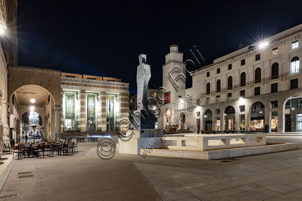 Brescia: veduta serale di piazza della Vittoria (piazza costruita tra il 1927 e il 1932) su progetto dell'architetto e urbanista Marcello Piacentini.