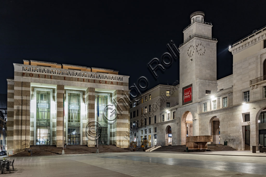 Brescia: veduta serale di piazza della Vittoria (piazza costruita tra il 1927 e il 1932) su progetto dell'architetto e urbanista Marcello Piacentini. Da sinistra, il Palazzo delle Poste e la Torre della Rivoluzione.