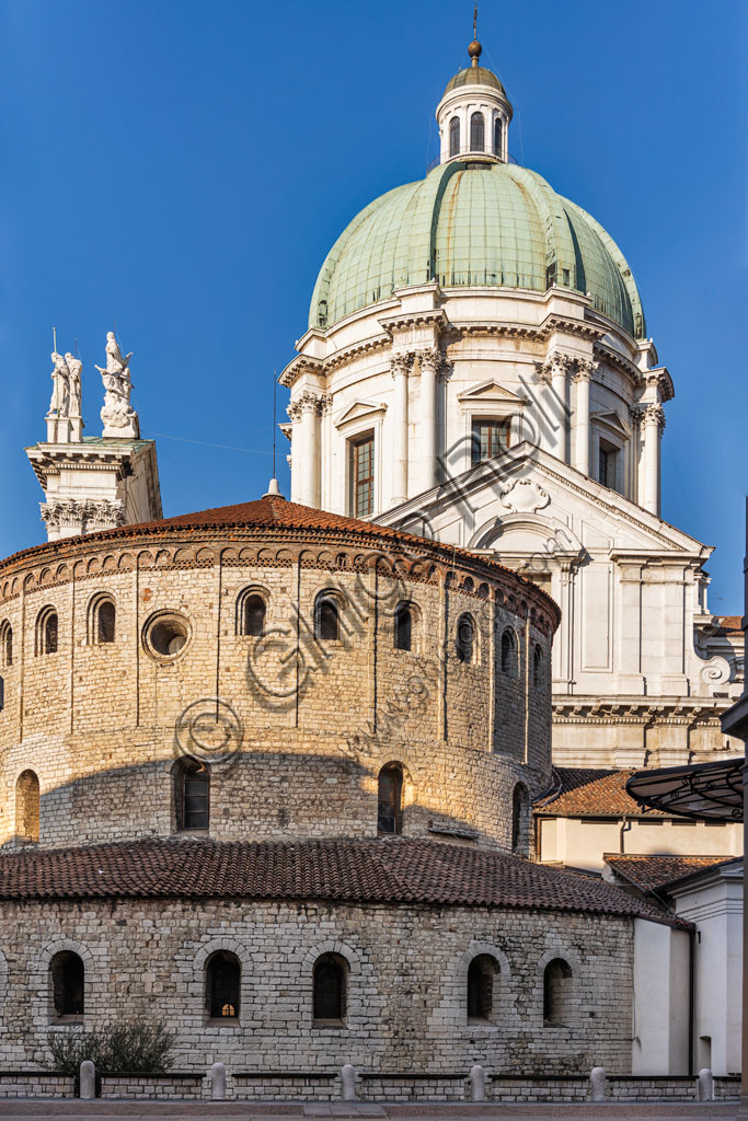 Brescia: vicolo del centro storico. Sullo sfondo,  la cupola del Duomo Nuovo (Cattedrale estiva di S. Maria Assunta), in stile tardo barocco dall'imponente facciata in marmo di Botticino e la struttura cilindrica del Duomo Vecchio (Cattedrale invernale di S. Maria Assunta), costruito alla fine dell'XI secolo.