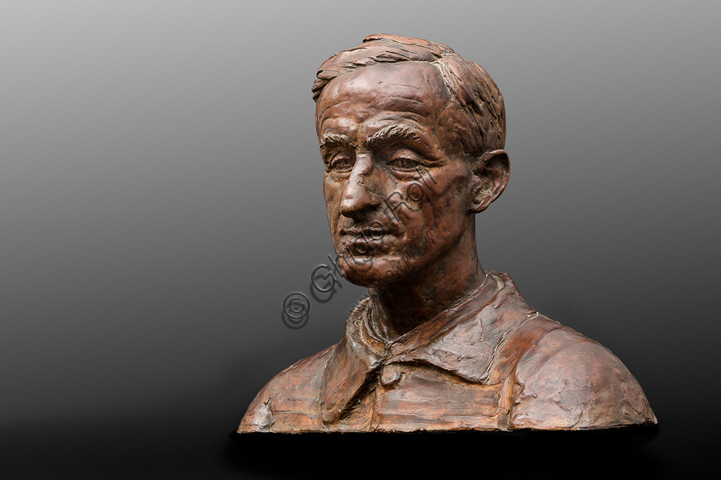 Collezione Assicoop - Unipol: Benedetto Boccolari, detto Benito (1888 - 1966): "Busto di Guicciardi, liutaio". Terracotta, h. cm 35.