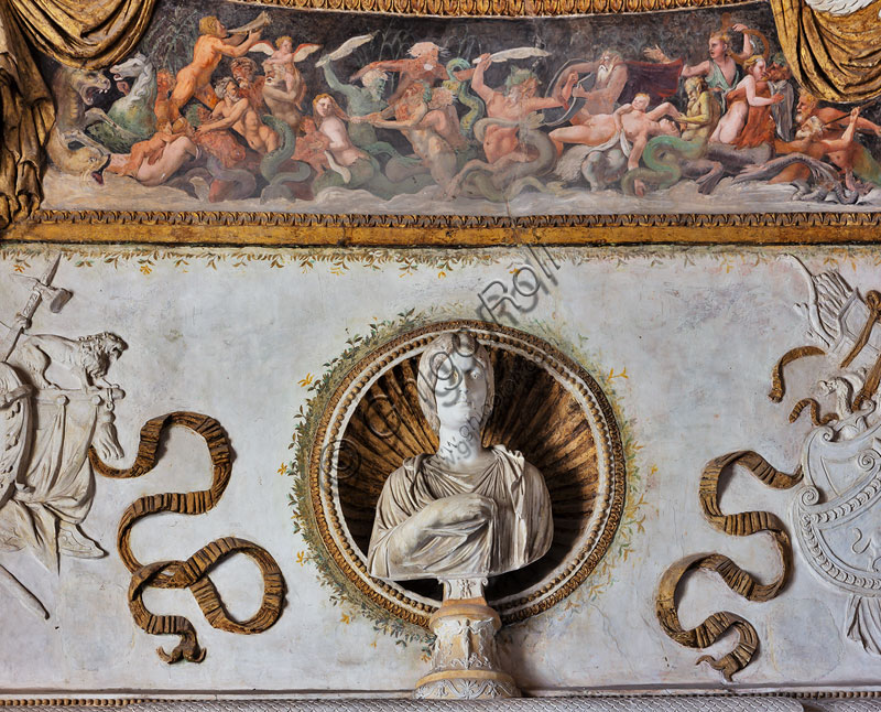 Mantova, Palazzo Te (residenza estiva dei Gonzaga), Camera delle Aquile o Camera di Fetonte (camera privata di Federico Gonzaga): dettaglio con busto femminile in marmo.