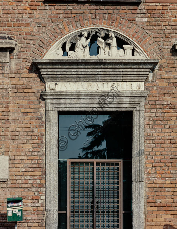  Ca' Granda, formerly Ospedale Maggiore: main courtyard. Today it is the seat of the University of Studies of Milan. The Renaissance building was designed by Filarete. Detail of the portal on via Francesco Sforza, with the “Annunciation” by Franco Lombardi in the lunette.