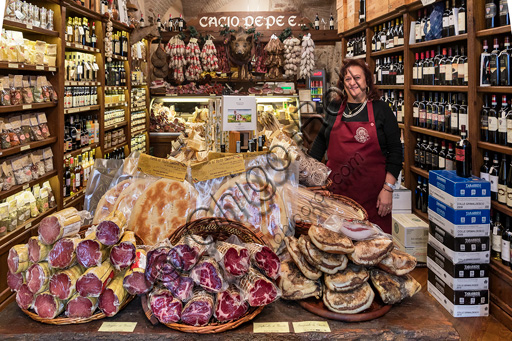 Assisi, historical centre, shop of typical products of Umbria "Cacio, pepe e...": Mrs Simonetta who is the owner of the shop with her son Alessandro.