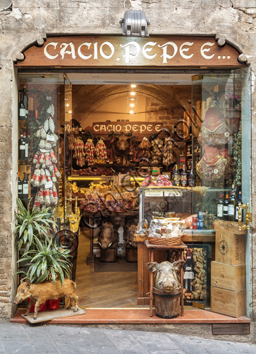 Assisi, historical centre: shop of typical products of Umbria "Cacio, pepe e...".