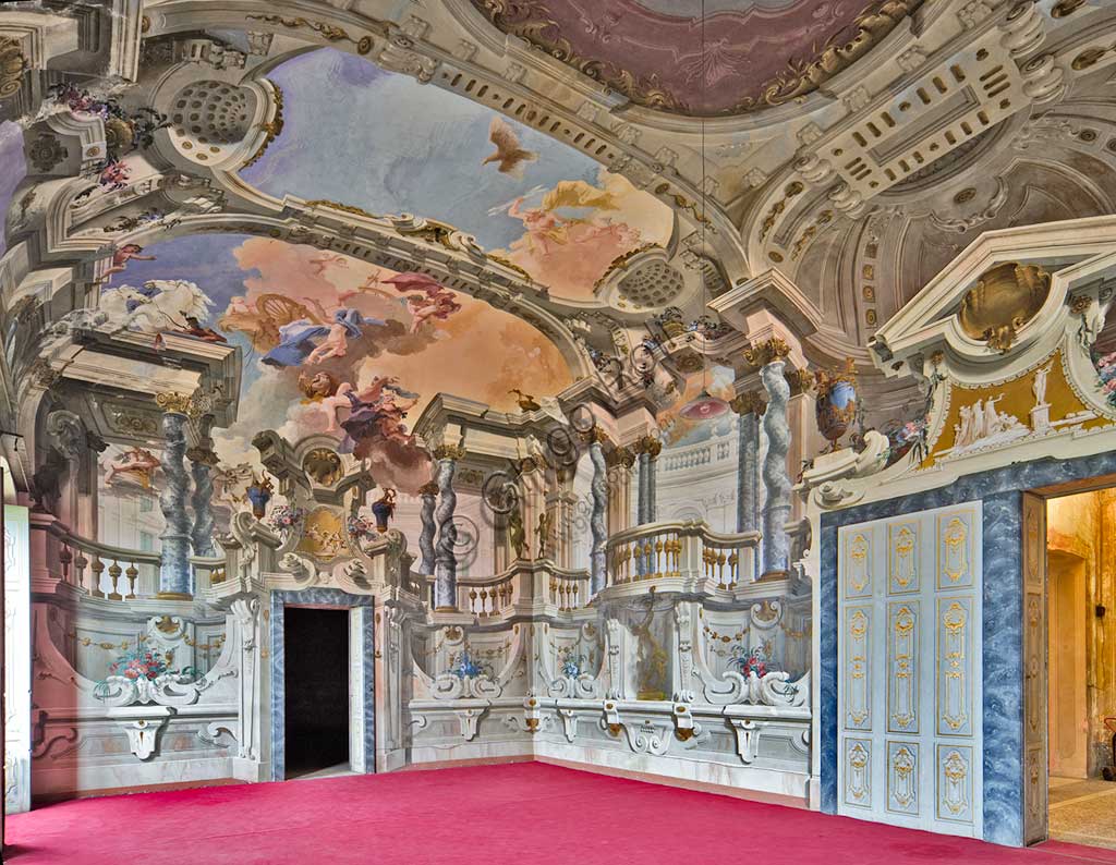 Villa Crivelli (già Arconati): veduta della Sala delle Feste. La decorazione pittorica ad affresco con "Caduta di Fetonte" è di Bernardo e Fabrizio Galliari, 1750 - 1760.