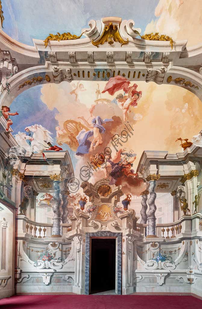 Villa Crivelli (già Arconati): veduta della Sala delle Feste. La decorazione pittorica ad affresco con "Caduta di Fetonte" è di Bernardo e Fabrizio Galliari, 1750 - 1760.