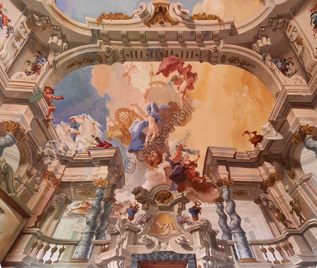 Villa Crivelli (già Arconati): veduta della Sala delle Feste. La decorazione pittorica ad affresco con "Caduta di Fetonte" è di Bernardo e Fabrizio Galliari, 1750 - 1760.