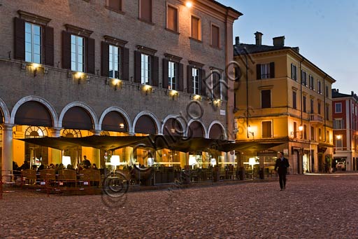 Modena:  night view of Piazza Grande (Grande Square) and the bar tables of the restaurant "Caffè Concerto".