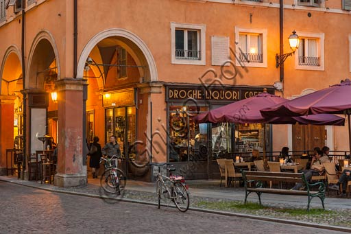 Modena, "Caffetteria Giusti", in via Farini: scorcio serale con tavolini all'aperto.