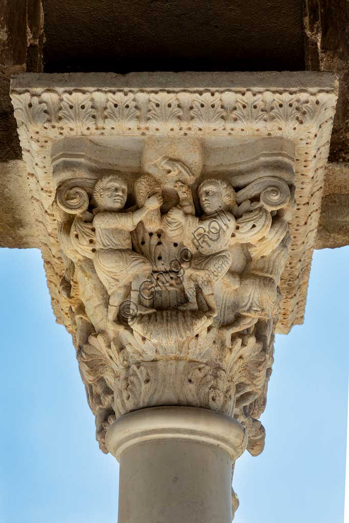 Monreale, Duomo, chiostro del monastero benedettino (XII secolo):  capitello E 20, faccia Est ( "Caino e Abele fanno offerte al Signore").